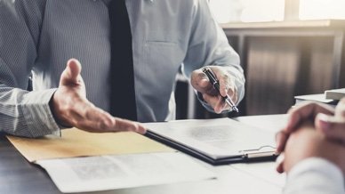 Should You Wait to Settle an Auto Accident Lawsuit?